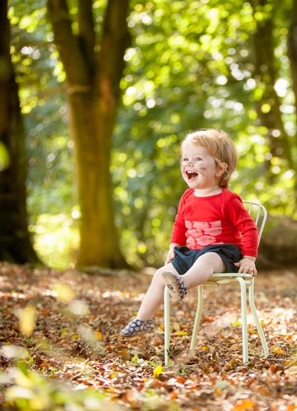 Bambino stupito nel bosco — Foto Stock