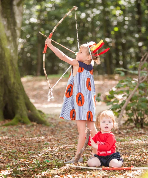 Girl shooting a bow — Stock Photo, Image