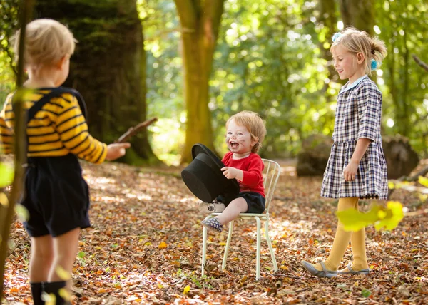 Enfants à une fête des bois — Photo