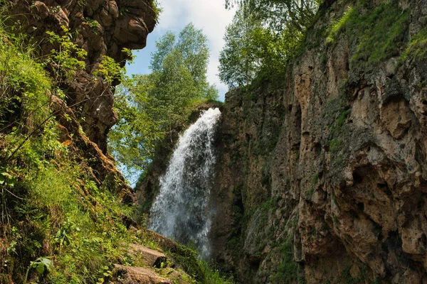 Karachay-Çerkesya Cumhuriyeti 'nde bal şelaleleri.