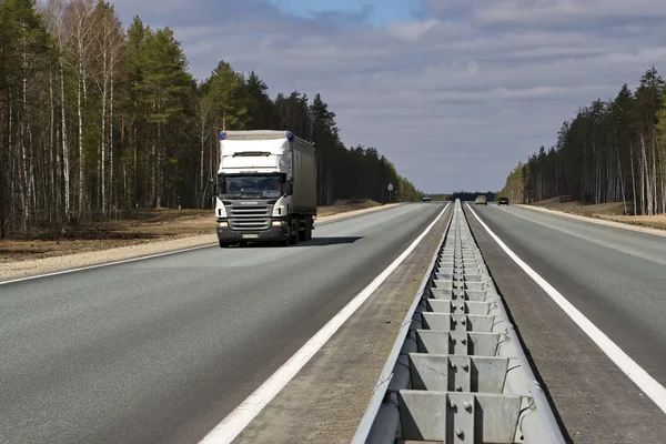 Samochód jeździ na autostradzie w Mari El — Zdjęcie stockowe