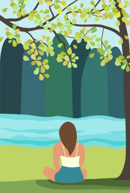 Bir ağacın altında oturan kadın, ormanı ve nehri olan bir manzaraya bakıyor.