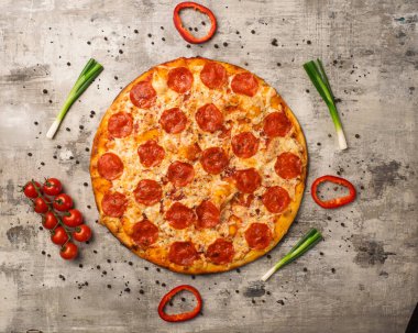 Kiraz domatesli ve pırasalı lezzetli pizza. Üst Manzara. fotoğraf menüleri ve restoranlar için.