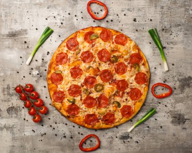 Kiraz domatesli ve pırasalı lezzetli pizza. Üst Manzara. fotoğraf menüleri ve restoranlar için.