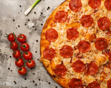 Masada vişneli domates ve pırasa ile sulu pizza var. Üst Manzara. fotoğraf menüleri ve restoranlar için.