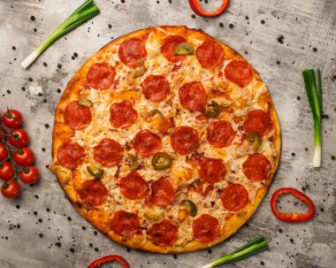 Kiraz domatesli ve pırasalı lezzetli pizza. Üst Manzara. fotoğraf menüleri ve restoranlar için.