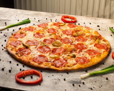 Lezzetli pizza yakın plan. Masanın üzerinde. yüksek kaliteli resim.