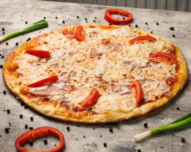 Lezzetli pizza yakın plan. Masanın üzerinde. yüksek kaliteli resim.