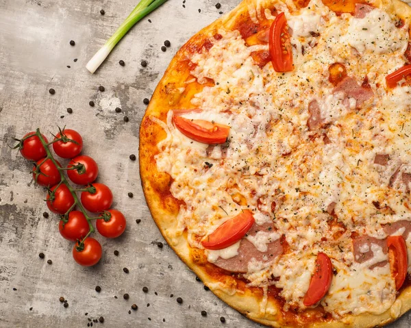 Masada vişneli domates ve pırasa ile sulu pizza var. Üst Manzara. fotoğraf menüleri ve restoranlar için.