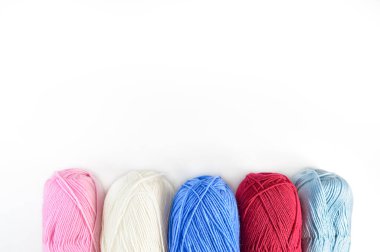 Ortasında fotokopi alanı olan beyaz bir zemin üzerinde renkli örgü ipliklerinden oluşan düz bir kompozisyon vardı. Pembe, yeşil ve beyaz tonlarda parlak tekstil iplikleri el yapımı için yaratıcı bir arkaplan oluşturur