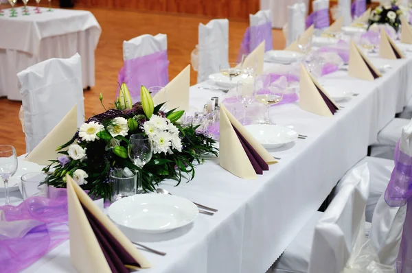 Mesas de ajuste de mesa festiva para formaturas — Fotografia de Stock