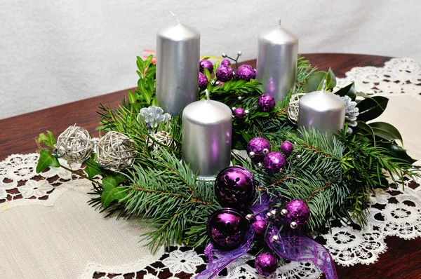 Adventskranz mit Kerzen geschmückt lizenzfreie Stockbilder