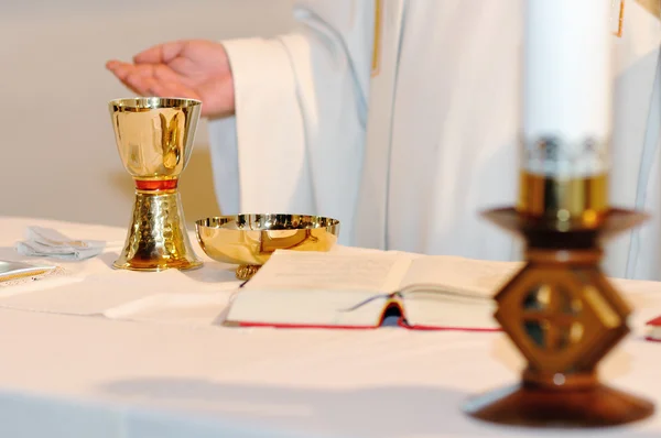 Präst och dyrkan vid altaret — Stockfoto