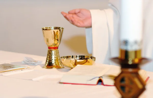 Prêtre et adoration à l'autel — Photo
