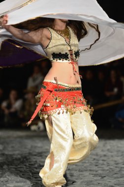 Hareket oryantal dansçı