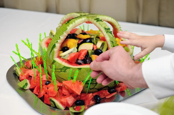 Fruchtschale mit Wassermelone — Stockfoto