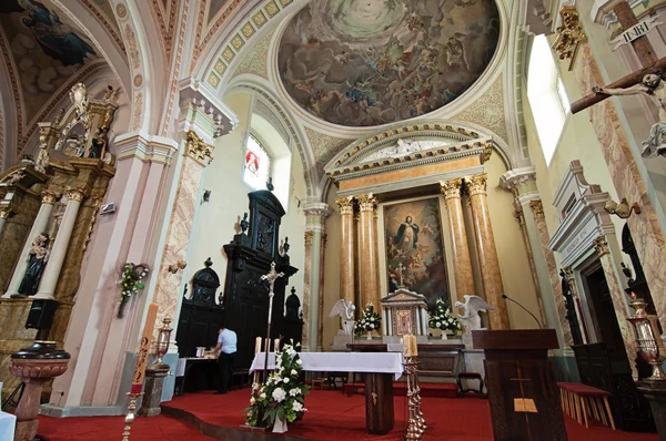 Interieur katholieke kerk — Stockfoto