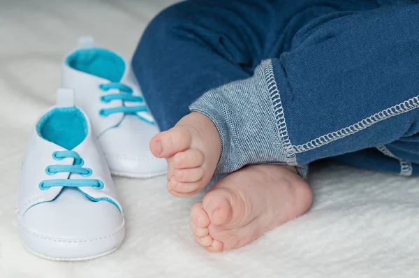 Pés e sapatos infantis — Fotografia de Stock