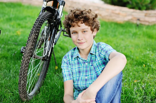 Joven adolescente ciclista chico — Foto de Stock