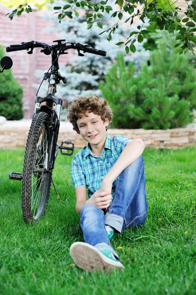 Mladé dospívající chlapec cyklista — Stock fotografie
