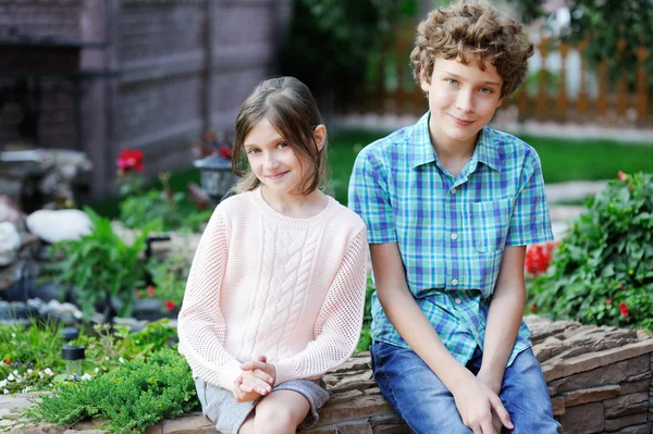 Gelukkig jongen en meisje — Stockfoto