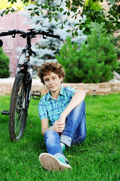 Jonge tiener fietser jongen — Stockfoto