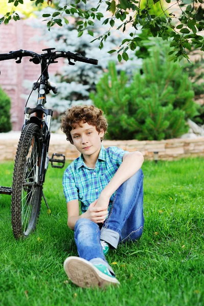 Jonge tiener fietser jongen — Stockfoto