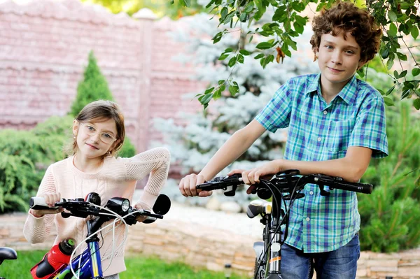Dzieci z rowerami — Zdjęcie stockowe