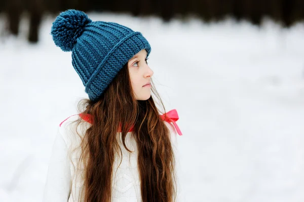 Zabawne dziecko dziewczynka zabawy w piękny zimowy park — Zdjęcie stockowe