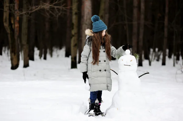 Funny kid girl having fun in beautiful winter park — Stock Photo, Image