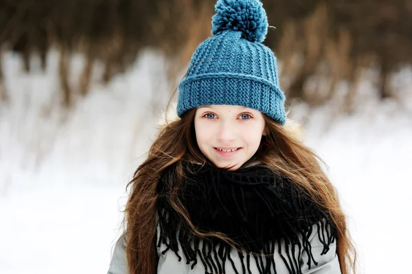 Funny kid girl having fun in beautiful winter park — Stock Photo, Image