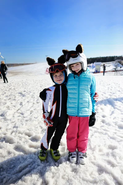 Niño y niña esquiando en las montañas . —  Fotos de Stock