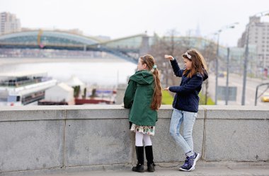 Şehrin sokaklarında iki çocuk kız