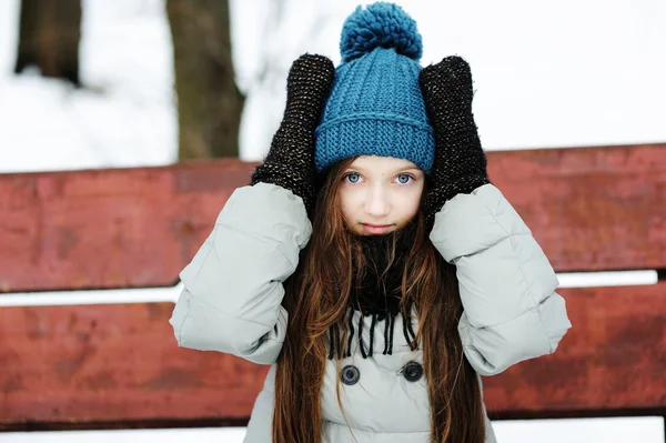 Lustige kleine Mädchen, die Spaß im schönen Winterpark haben — Stockfoto