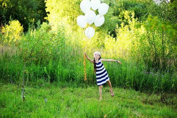 Çocuk kız dışında beyaz balonlar ile — Stok fotoğraf