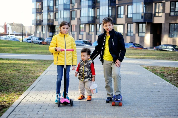 Tři šťastné děti na ulici města — Stock fotografie