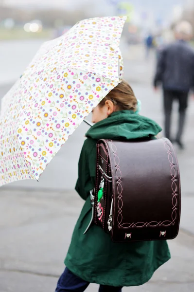 Kid meisje met paraplu lopen in de stad straat — Stockfoto