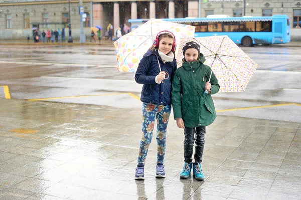 Söta 10 år gamla flickor med paraplyer — Stockfoto