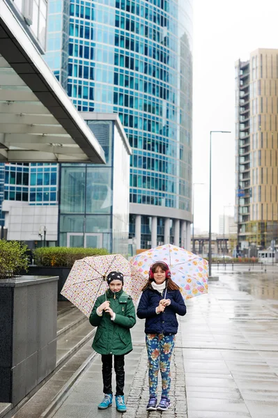 Mignon 10 ans filles avec des parapluies — Photo