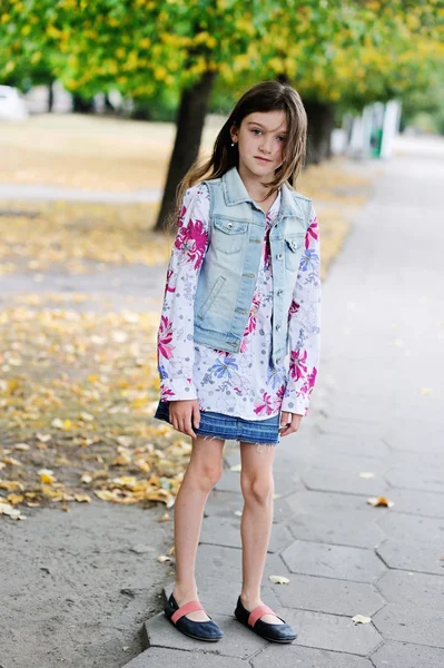 Kid girl playing in the sun — Stock Photo, Image