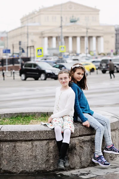 Dwie dziewczyny dziecko na ulicach miasta — Zdjęcie stockowe