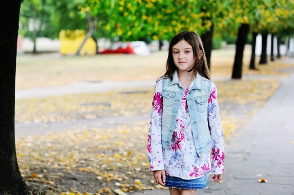 Enfant fille jouer au soleil — Photo