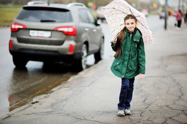 Kid meisje met paraplu lopen in de stad straat — Stockfoto