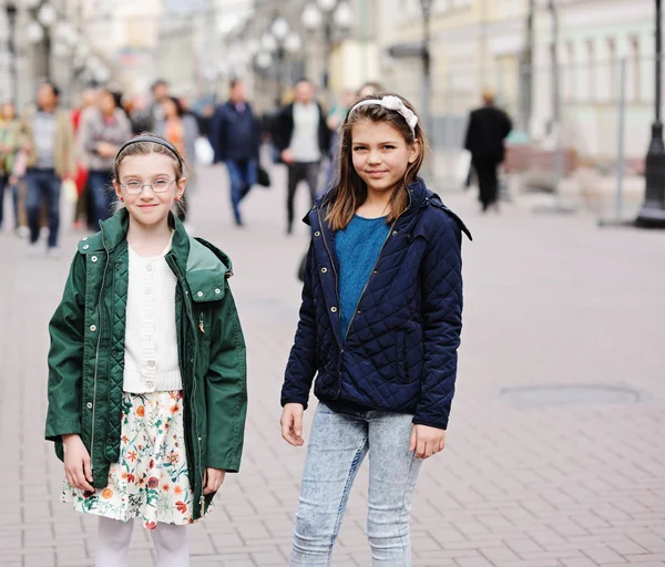 Twee jongen meisjes op straat — Stockfoto