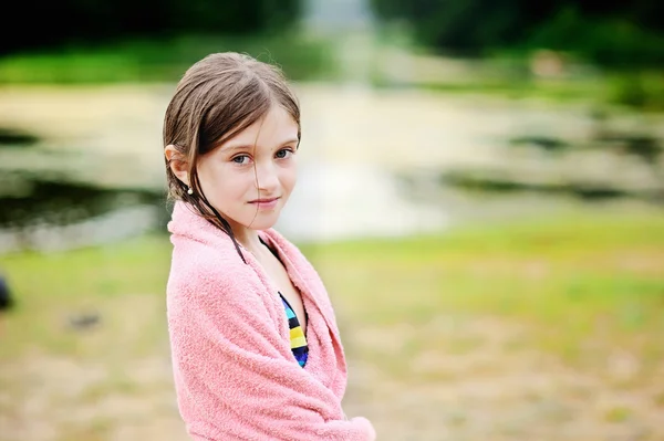 Симпатична маленька дівчинка на пляжі вкрита рушником — стокове фото