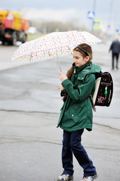 Kid meisje met paraplu lopen in de stad straat — Stockfoto