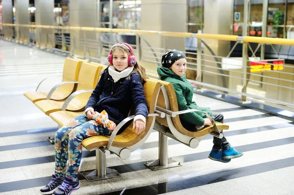 Dwie dziewczyny dziecko w metrze — Zdjęcie stockowe