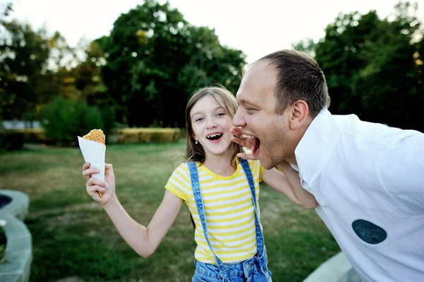 子供女の子がアイスクリームを共有したくないです。 — ストック写真