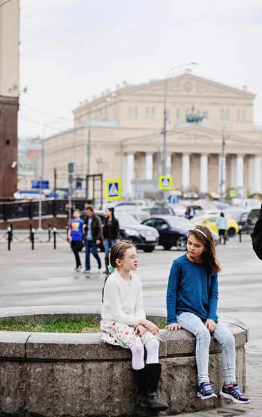 Dvě dívky dítě v ulicích města — Stock fotografie