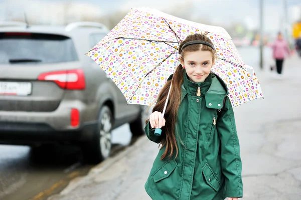 Mädchen mit Regenschirm läuft in Stadtstraße — Stockfoto